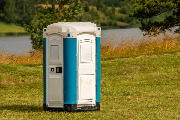 Tragbare Plastiktoilette Auf Der Wiese Mit Einem See Hintergrund — Stockfoto