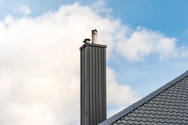 Крыша Отдельного Дома Дымоходом Против Неба — стоковое фото