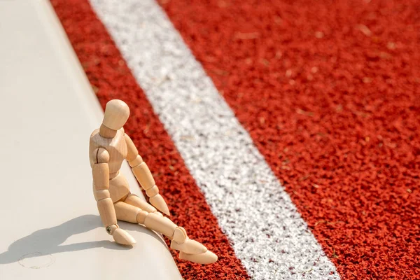 Homem Madeira Sentado Pista Corrida Conceito Para Estilo Vida Saudável — Fotografia de Stock