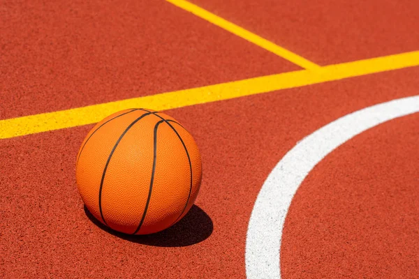 Bola Basquete Campo Livre Dia Ensolarado — Fotografia de Stock