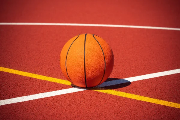 Koszykówka Środku Boiska Pomarańczowa Piłka Linie Sądowe Boisku Ulicznym — Zdjęcie stockowe