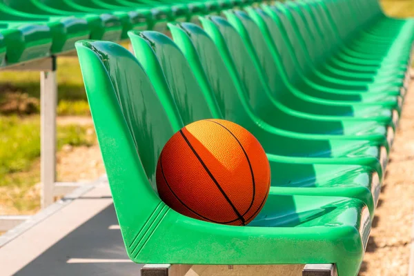 Linha Cadeiras Estádio Com Basquete Laranja — Fotografia de Stock