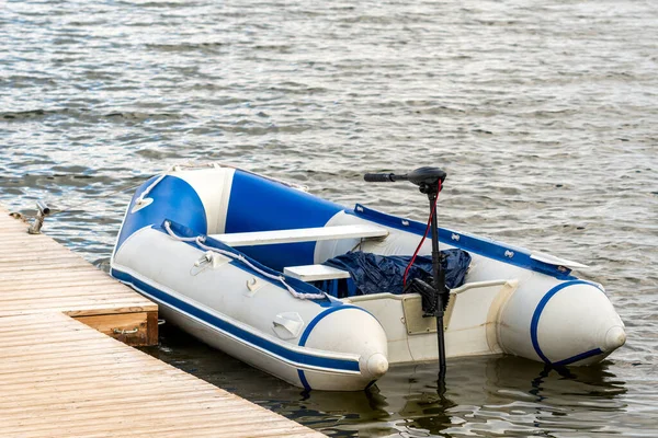 Barco Motor Borracha Inflável Cais Lago — Fotografia de Stock