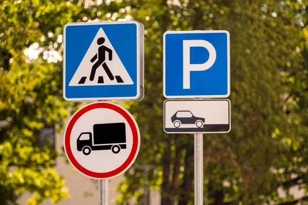 Sinais Trânsito Passagem Pedestres Sem Veículos Mercadorias Estacionamento Sinais Estrada — Fotografia de Stock