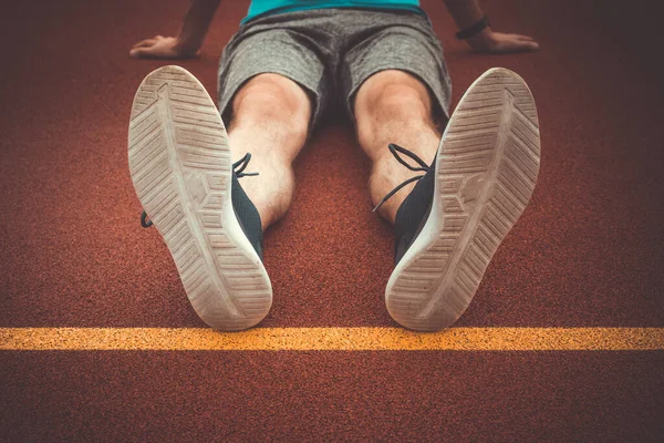 Hombre Corredor Descansando Después Sesión Entrenamiento Pista Atletismo — Foto de Stock