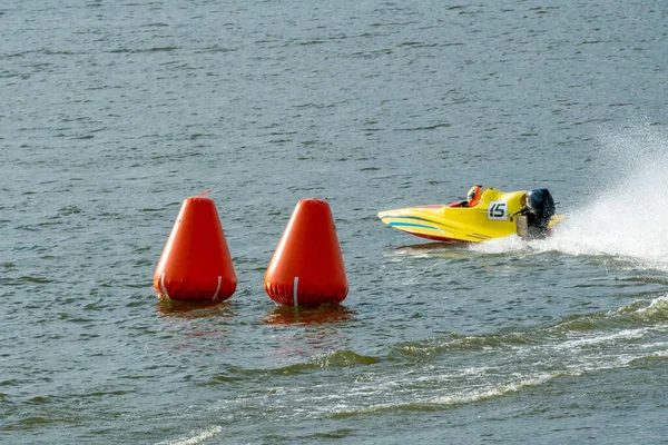 Barco Motor Amarelo Rápido Longo Lago Arredondar Uma Bóia Marcador — Fotografia de Stock