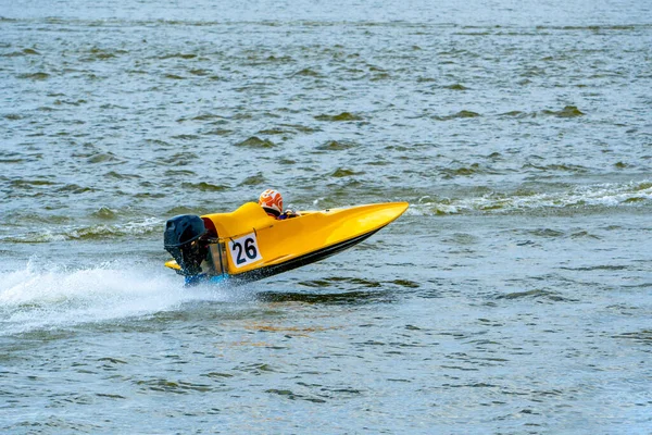 Gelbes Motorboot Mit Der Nummer Rast Bei Motorbootrennen Über Den — Stockfoto