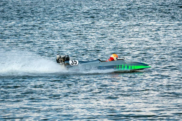 Motorboot Mit Startnummer Rast Bei Motorbootrennen Über Den See — Stockfoto