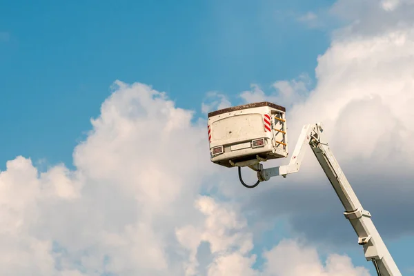 Plataforma Trabalho Aéreo Levantada Contra Céu Azul Com Nuvens — Fotografia de Stock