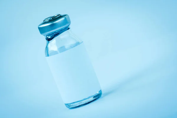 Närbild Medicinsk Flaska Med Vaccin Eller Läkemedel Blå Tonad Bild — Stockfoto