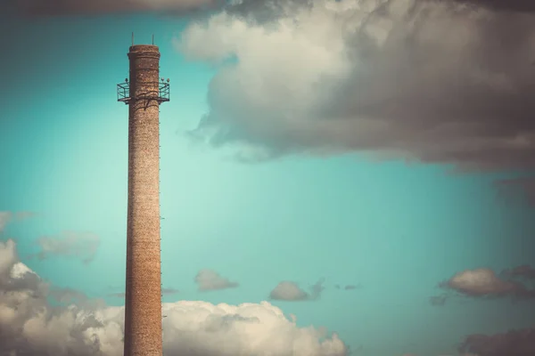 Fabriek Schoorsteen Tegen Dramatische Lucht Achtergrond Opwarming Van Aarde — Stockfoto