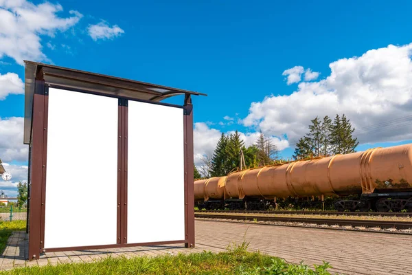 Mock Blank Board Estación Tren Plataforma Con Transporte Carga — Foto de Stock