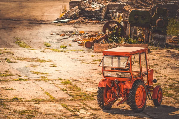 Красный Трактор Припаркован Дворе Заброшенного Завода — стоковое фото