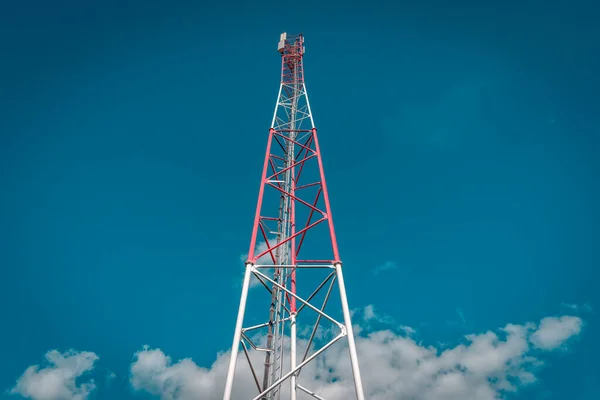 Nízký Úhel Pohledu Telekomunikační Věž Pozadí Oblohy — Stock fotografie