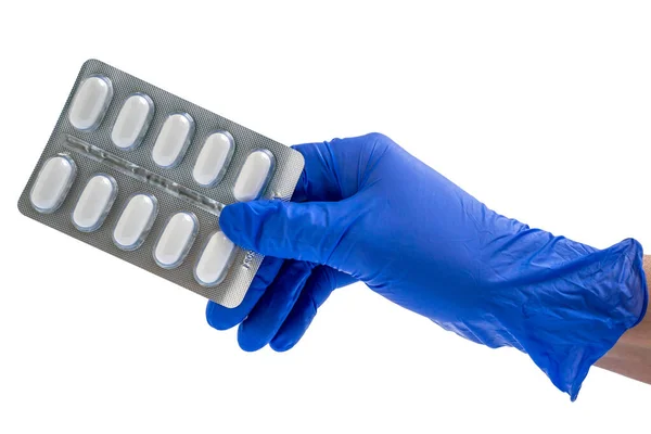 医生或科学家手拿着蓝色的硝酸铵手套 手里拿着一个装有药丸的水泡 保健概念 — 图库照片