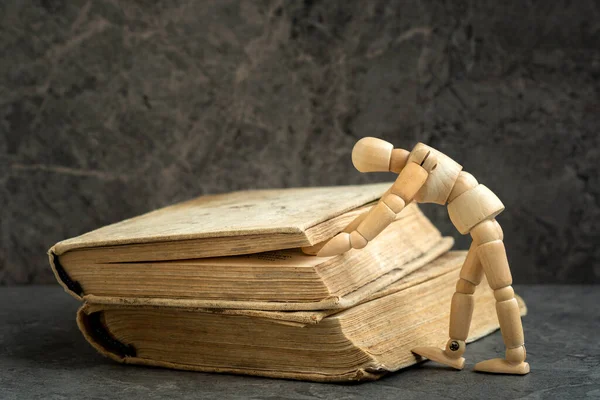 Drewniany Człowiek Próbuje Otworzyć Książkę Głupek Szuka Czegoś Książkach Badania — Zdjęcie stockowe