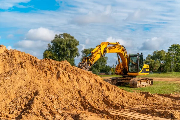 Tung Gul Grävmaskin Med Spade Schaktningsarbeten — Stockfoto