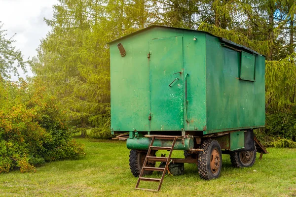 Vieux Camping Car Construction Rouillé Vert Remorque Van Chariot Logement — Photo