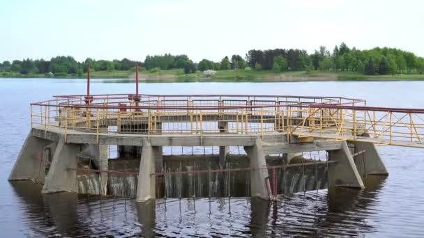 Agua Que Fluye Vertedero Una Pequeña Presa — Vídeos de Stock