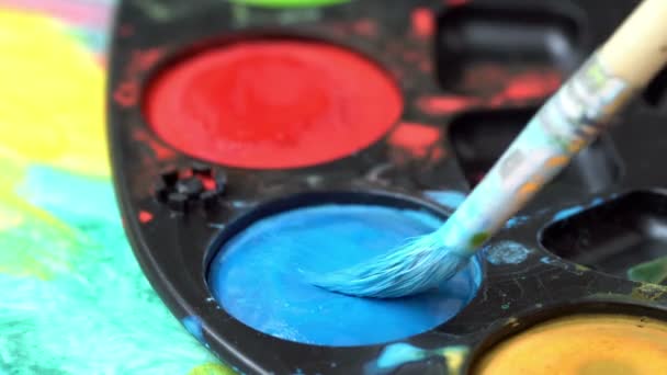 Spazzola Prendendo Acquerello Blu Sulla Tavolozza Dei Colori — Video Stock