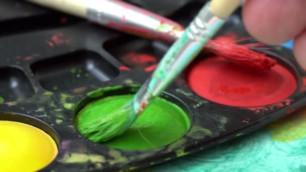 Spazzola Prendendo Acquerello Verde Sulla Tavolozza Dei Colori — Video Stock