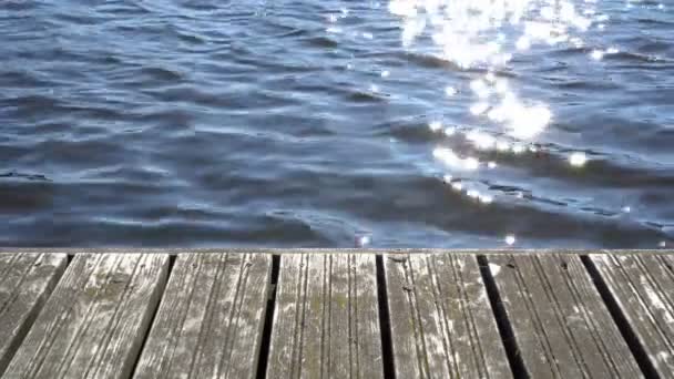 Holzboden Aus Dielen Auf Dem Wasserhintergrund Reflexionen Des Sonnenlichts Auf — Stockvideo