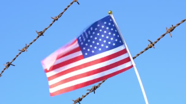 Bandera Ondeando Valla Alambre Púas — Vídeos de Stock