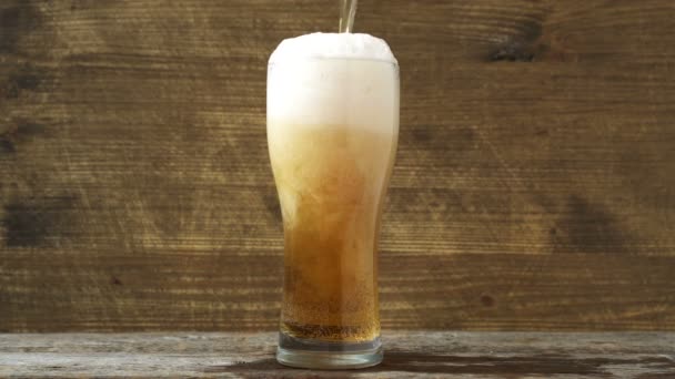 Разливать Пиво Белой Пеной Пузырьками Стеклянную Кружку — стоковое видео