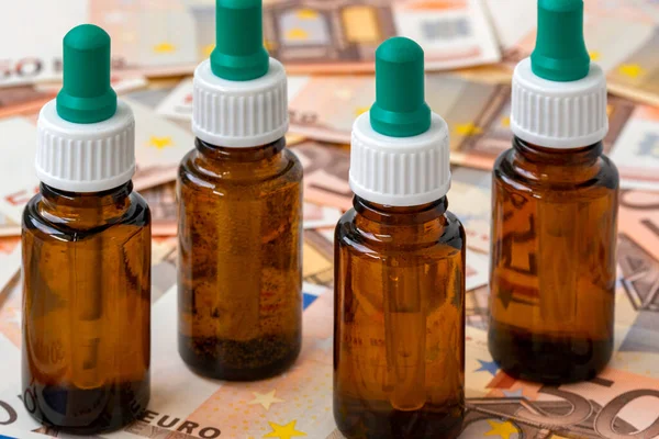 Symbolbild Für Hohe Medikamentenkosten Mit Medikamentenflasche Auf Geld Euro Scheine — Stockfoto