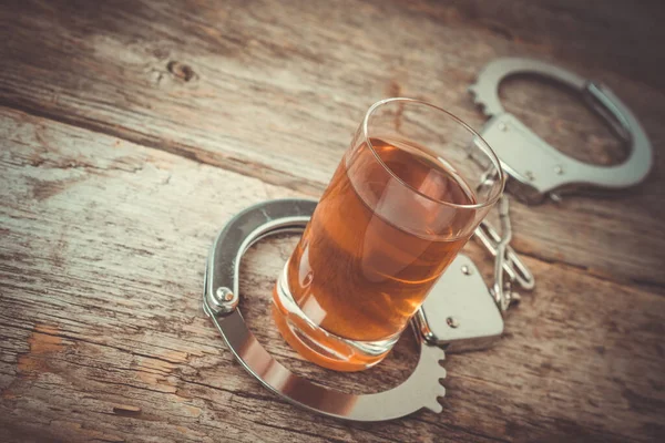 Whiskey Shot Drink Manette Sul Tavolo Concetto Punizione Produzione Clandestina — Foto Stock