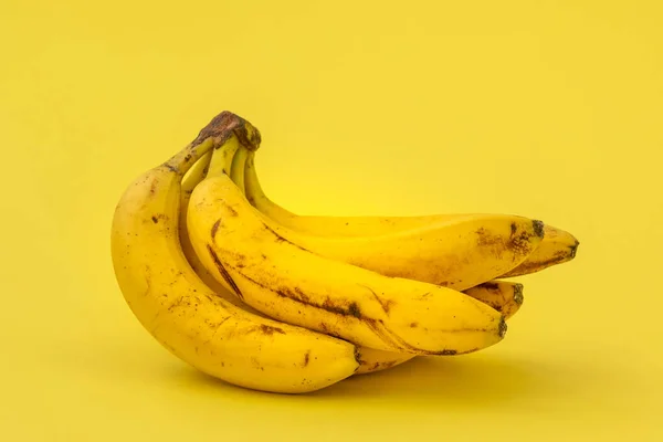 노란색 배경에 바나나 뭉게뭉쳐 — 스톡 사진