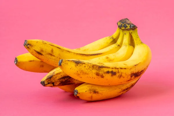 Bunch Van Overrijpe Banaan Roze Achtergrond — Stockfoto