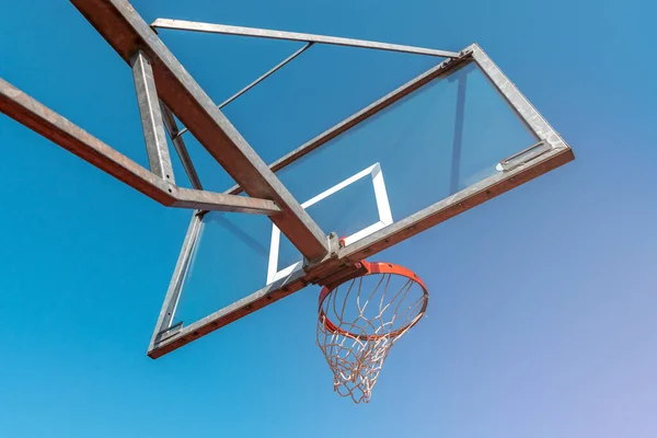 Κάτω Όψη Του Μπάσκετ Στεφάνι Και Καθαρό Γαλάζιο Ουρανό Έννοια — Φωτογραφία Αρχείου