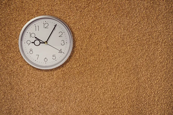 Reloj Analógico Elegante Colgando Una Pared Pintada Espacio Para Texto — Foto de Stock