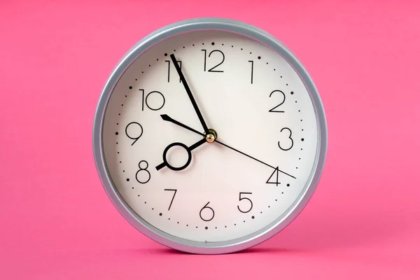 Concepto Tiempo Con Reloj Reloj Sobre Fondo Rosa — Foto de Stock