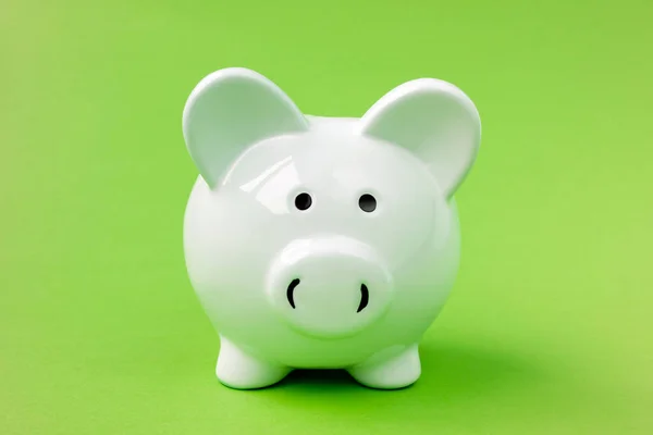 Witte Keramische Piggy Bank Groene Achtergrond — Stockfoto