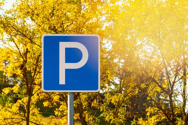 Blå Parkering Trafikskylt Med Gula Höstträd Bakgrunden — Stockfoto