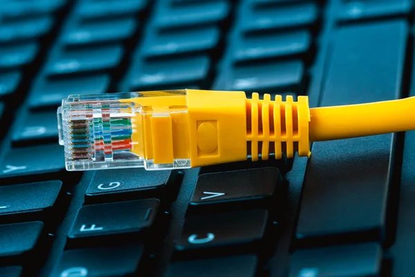 Netwerktoegangstechnologie Internet Lan Kabel Een Desktop Toetsenbord Online Verboden Bron — Stockfoto
