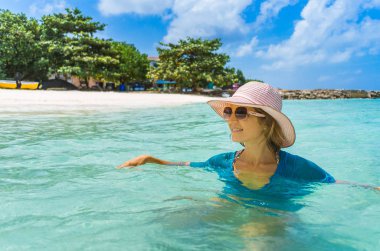 Genç güzel kadın üzerinde rahatlatıcı