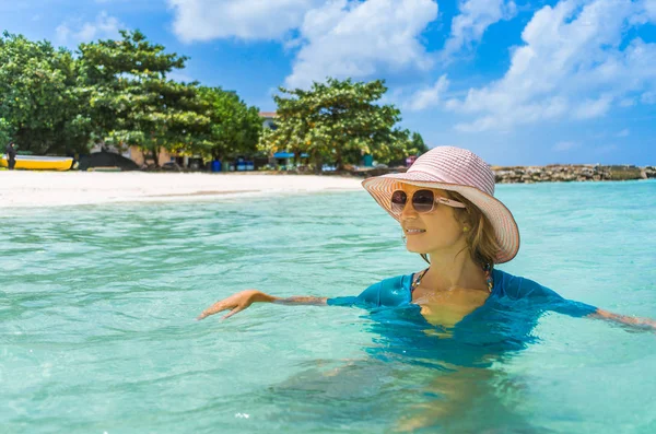 Молодий Красивою Жінкою Розслабляючий Мальдівах Пляж Стокова Картинка
