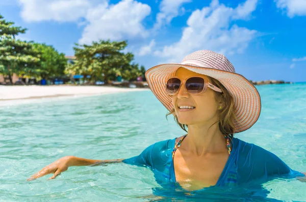 Молодий Красивою Жінкою Розслабляючий Мальдівах Пляж Стокове Зображення