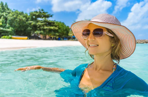 Junge Schöne Frau Entspannt Strand Der Malediven Stockfoto