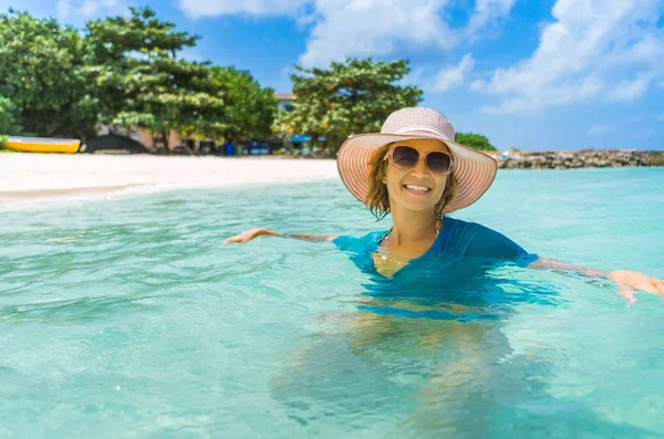 Jovem Mulher Bonita Relaxando Uma Praia Maldivas Imagens De Bancos De Imagens Sem Royalties