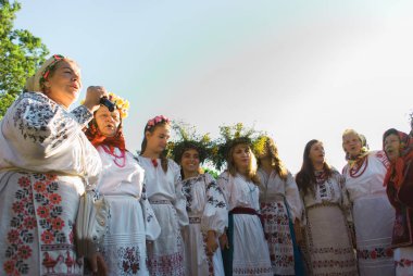 Kiev, Ukrayna - 6 Temmuz 2019. Ivana Kupala'nın Slav kutlamaları. İnsanlar Feofania parkta Ivan Kupala tatil kutlamakatılmak