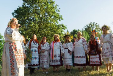 Kiev, Ukrayna - 6 Temmuz 2019. Ivana Kupala'nın Slav kutlamaları. İnsanlar Feofania parkta Ivan Kupala tatil kutlamakatılmak