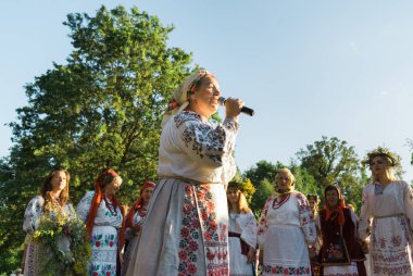 Kiev, Ukrayna - 6 Temmuz 2019. Ivana Kupala'nın Slav kutlamaları. İnsanlar Feofania parkta Ivan Kupala tatil kutlamakatılmak