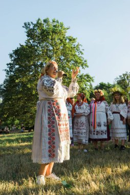 Kiev, Ukrayna - 6 Temmuz 2019. Ivana Kupala'nın Slav kutlamaları. İnsanlar Feofania parkta Ivan Kupala tatil kutlamakatılmak