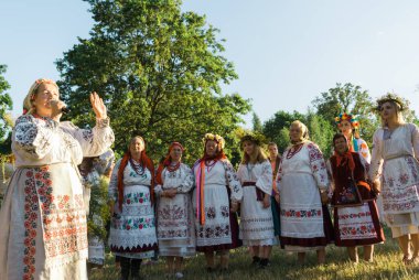Kiev, Ukrayna - 6 Temmuz 2019. Ivana Kupala'nın Slav kutlamaları. İnsanlar Feofania parkta Ivan Kupala tatil kutlamakatılmak