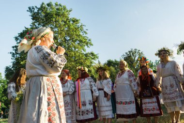 Kiev, Ukrayna - 6 Temmuz 2019. Ivana Kupala'nın Slav kutlamaları. İnsanlar Feofania parkta Ivan Kupala tatil kutlamakatılmak