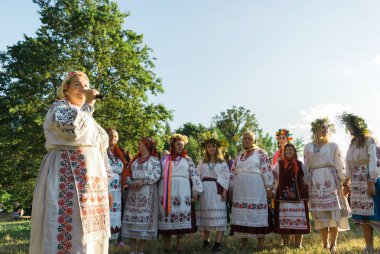 Kiev, Ukrayna - 6 Temmuz 2019. Ivana Kupala'nın Slav kutlamaları. İnsanlar Feofania parkta Ivan Kupala tatil kutlamakatılmak